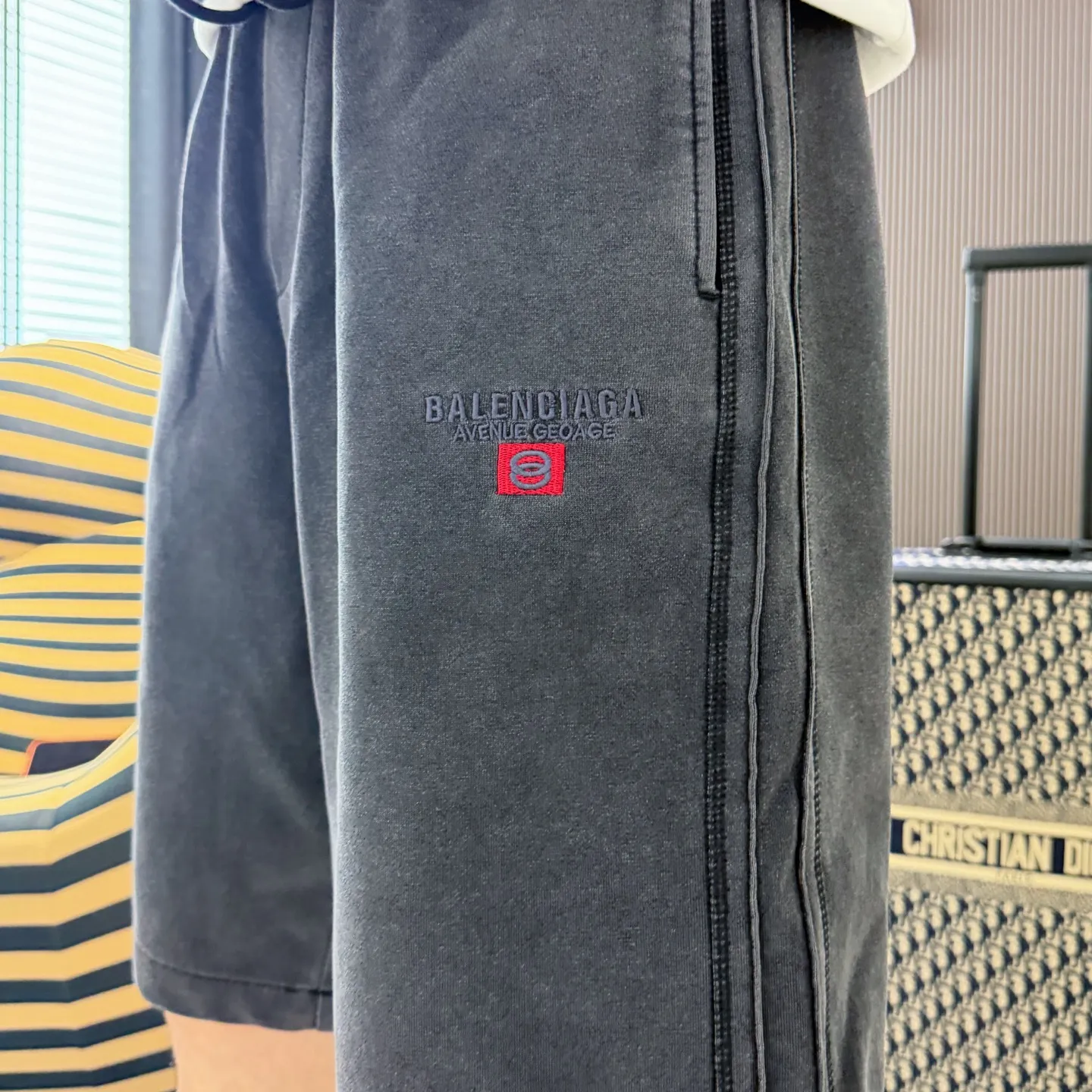 Balenciaga's three-standard complete 2026 summer New Arrival men's casual shorts, advanced custom-made Breathable fabric, Breathable fabric, extremely stretchy and comfortable, impeccable details, top-grade accessories, original logo design concept, delicate and soft feel! The upper body fit is awesome! Size: M-XXXL Please state your height and weight when ordering